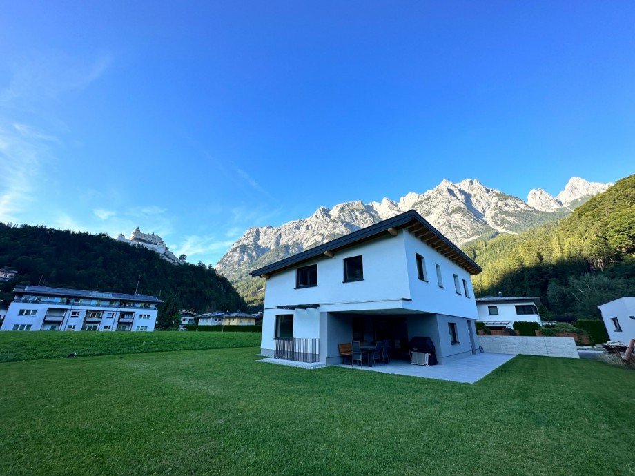 Aussenansicht mir Blick aufs Gebirge Einfamilienhaus Werfen